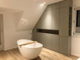 Offenes Ankleide- und Badezimmer